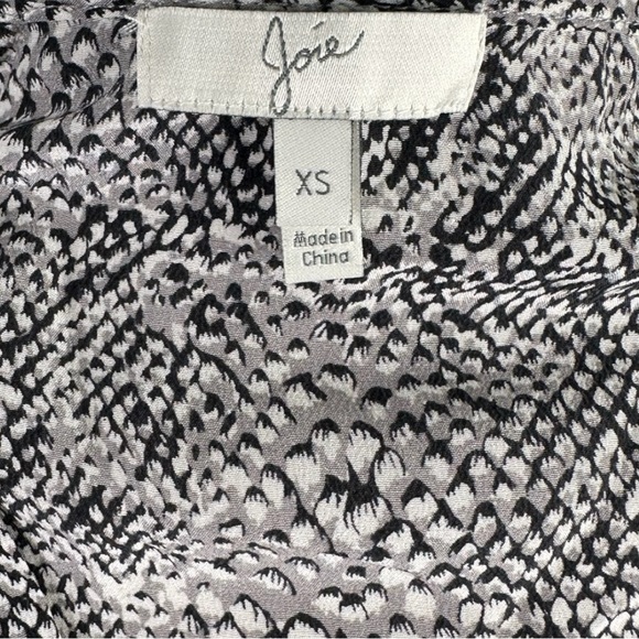 Joie Snake Print 100% Silk Long Sleeve Split Neck Button Front Blouse Top XS - Picture 5 of 8